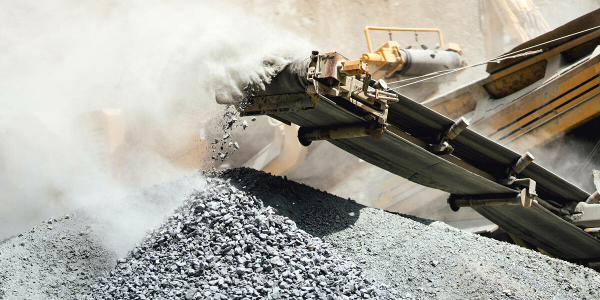 Image d’illustration details-of-stone-breaker-at-industrial-rock-and-ma-2023-11-27-05-02-16-utc image d'illustration