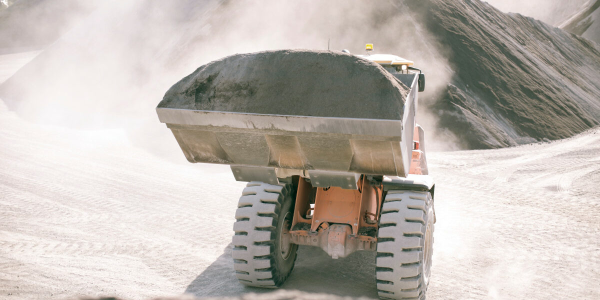 Image d’illustration Dump truck at a construction site with dust in the air. Image d'illustration
